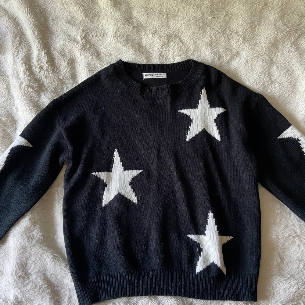 Fin tröja me stjärnor på framsidan av tröjan och på armarna❤️. Stickat.