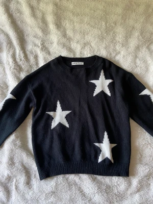 Tröja - Fin tröja me stjärnor på framsidan av tröjan och på armarna❤️