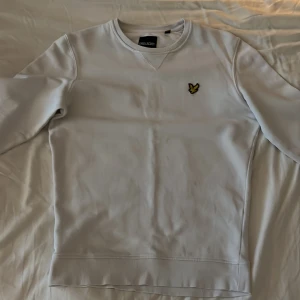 Lyle & Scott Sweatshirt - Är i bra skick, säljer eftersom att jag inte använder 