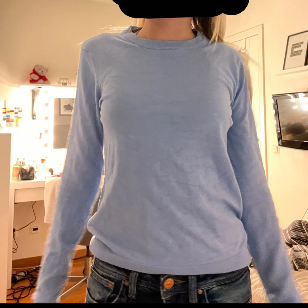 Säljer denna blåa stickade tröjan från amisu som jag köpte förra året, aldrig använd . Tröjor & Koftor.