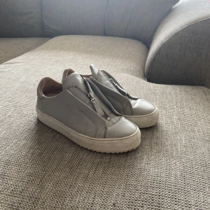 Arigatos med dragkedja - Använda arigatos storlek 41 nypris 1600. Ge prisförslag privat