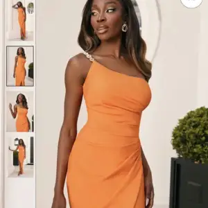 En orange lång klänning, perfekt balklänning! Endast använd 1 gång och är som nyskick. Storlek 36🧡