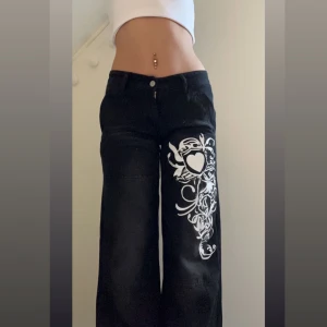 Lågmidjade jeans - Lägger ut igen pgr av oseriös köpare💞 Ett par svarta lågmidjade jeans som är i storlek S. Dem har ett vitt tryck och är lite mer åt yk2 stilen. Första som vill ha dem får gärna kontakta mig så löser vi det❤️ Endast seriösa och det är mina bilder