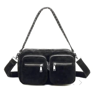 Noella väska  - Väska från Noella. Nypris 800kr. Använd fåtal gånger. Finns kvitto. Fråga fler bilder. Medkommer långt band.💓💓