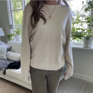 Kashmir tröja  - Säljer denna Kashmir tröja från zara, köpt här på plick🩷