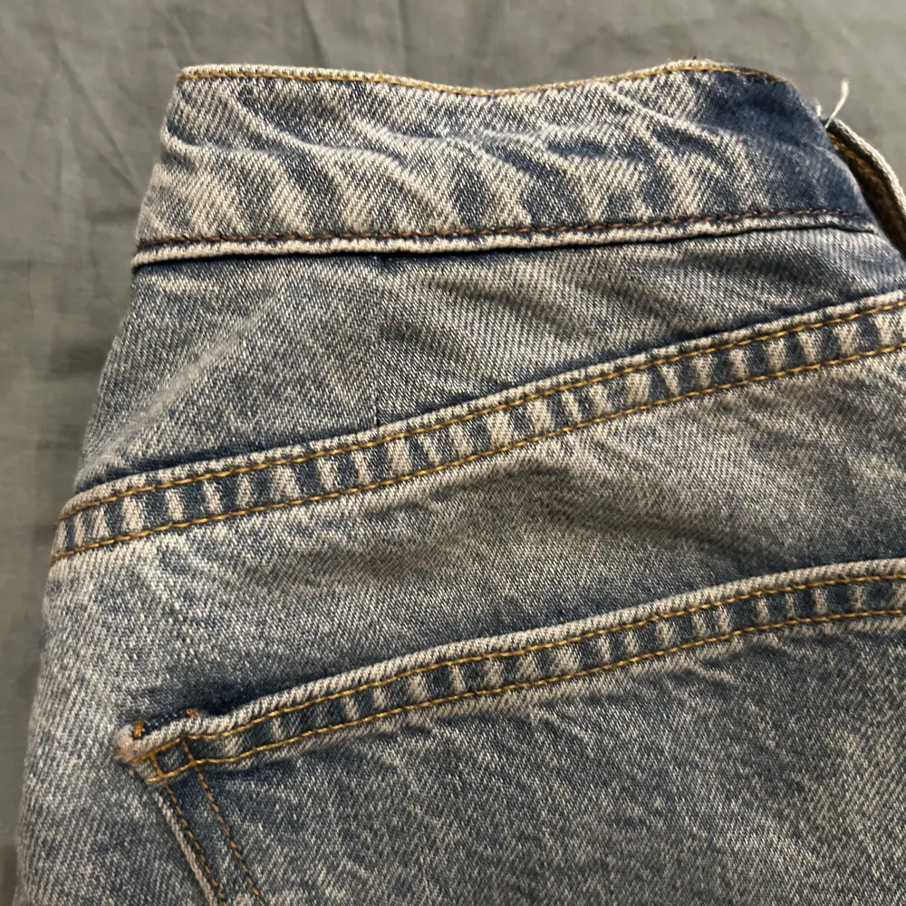 Djerf avenues Relaxed Jeans Washed Blue i storlek 26. Har sytt in dom i midjan men skulle säga att det passar en person som har storlek 36 i jeans. Använda 2 ggr. Originalpris 1299kr. Jeans & Byxor.