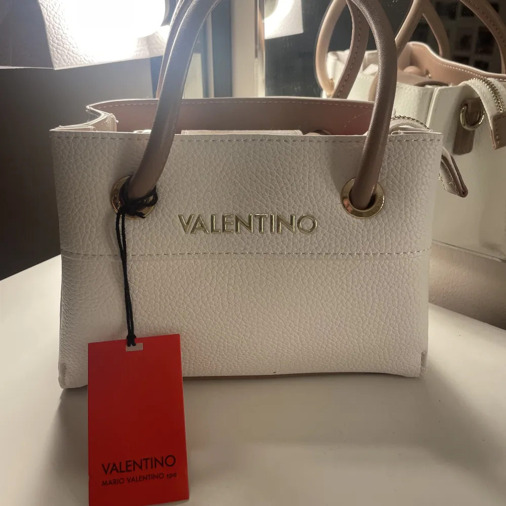 Helt ny och aldrig använd Valentino väska.  Köpt i början av året i en butik som säljer märkesväskor i Västerås. . Väskor.