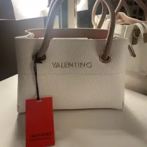 Helt ny och aldrig använd Valentino väska.  Köpt i början av året i en butik som säljer märkesväskor i Västerås. 