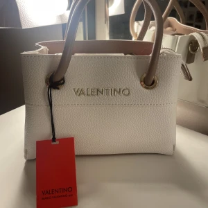 Valentino väska - Helt ny och aldrig använd Valentino väska.  Köpt i början av året i en butik som säljer märkesväskor i Västerås. 