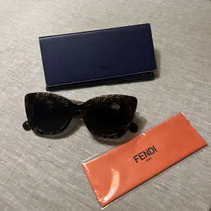 Säljer ett par Fendi solglasögon som inte kommer till användning längre! 