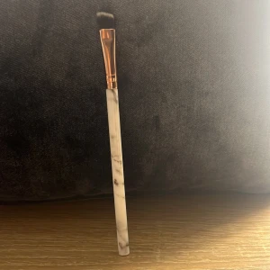 Sminkborste  - Säljer denna sminkborsten inte använd. Kan användas till ögonbryn och ögonskugga 