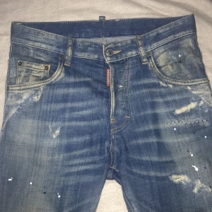 Dsquared2 jeans ”ÄKTA!” - Såklart Äkta jeans, inget OG men alla som vet hur jeansen ska se ut kan enkelt se att dom är äkta🫡. 9/10 i skick, ser inga defekter. PM för fler bilder om det låter intressant😇