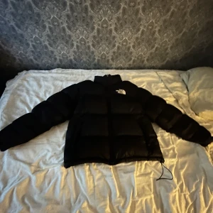The Northe Face jacka stlk L - Säljer min vinter jacka, är sugen på nytt. Perfekt för vintern. Jackan är köpt ny för 3800kr från Zalando och storlek L. Jackan har inga skavanker och är snygg och hel. Hör gärna av dig om du har du har funderingar! Priset är satt.
