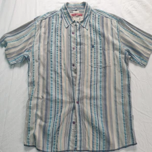 Skjorta  - Kortärmad skjorta i fint mönster. Kan skicka fler bilder och tänka mig sänka priset. Hör av dig vid intresse!