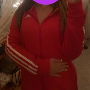 Röd adidas hoodie  - Jätte bra skick använd ett antal gånger. Jätte bra till vardag elr till träning? 💖 pris går att diskuteras! Köpt för 600