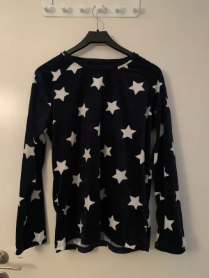 Stjärn tröja  - Mörkblå stjärn tröja aldrig använd