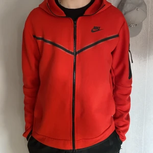 Nike tech fleece  - Säljer min röda Nike tech fleece då jag inte använder den. Använd ca 3 gånger så i ny skick, inga tecken på användning. Skriv för frågor eller fler bilder, pris kan diskuteras 