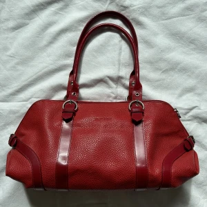 Väska  - Medelstor röd väska från det exklusiva italienska märket Marino orlandi 