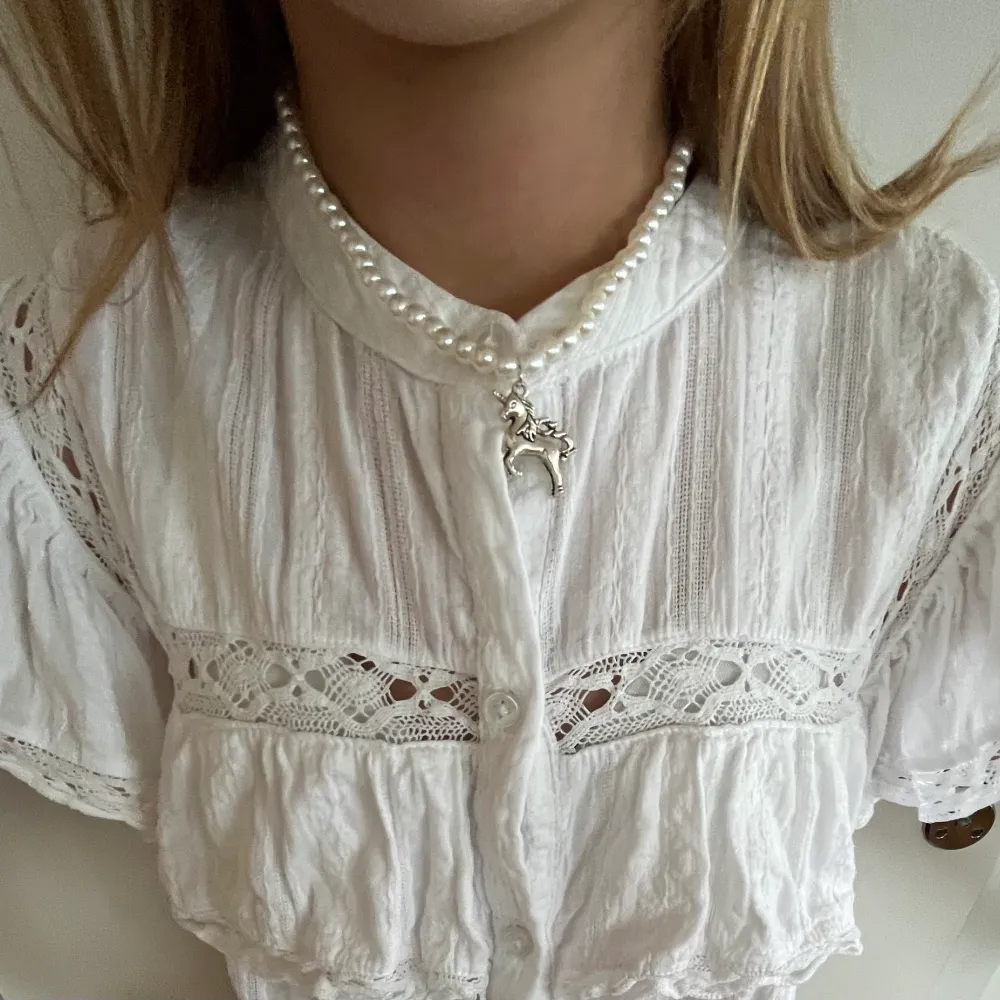 Så fint och gulligt halsband som är nästan identiskt till Maria Nilsdotter bara att det är silver💗. Accessoarer.