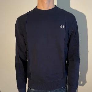 Fred Perry Sweatshirt M - Skön sweatshirt med olika strukturer på tyget. I bra skick! Strl M. 