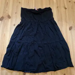 Fin svart kjol i barnstorlek men passar Xs/S 🖤