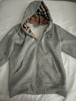 Burberry hoddie - Burberry hoddie,bra skick har anvants lite men ar jätte skön och sitter jätte bra. Tröjan passar till allt och gör outfiten mycket snyggare