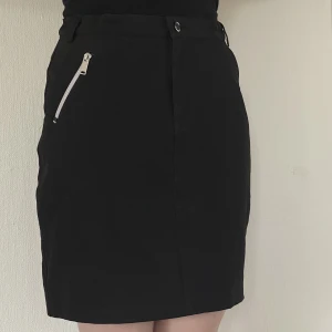 Hollie reco skort - En fin kjol som knappt blivit använd. Så gott som ny! Har en innerbyxa och kan justeras i midjan🖤