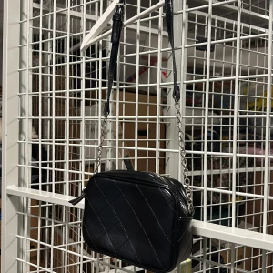 Väska  - Svart liten axelbandsväska i fint skick. Knappt använd. Säljs för 100kr 