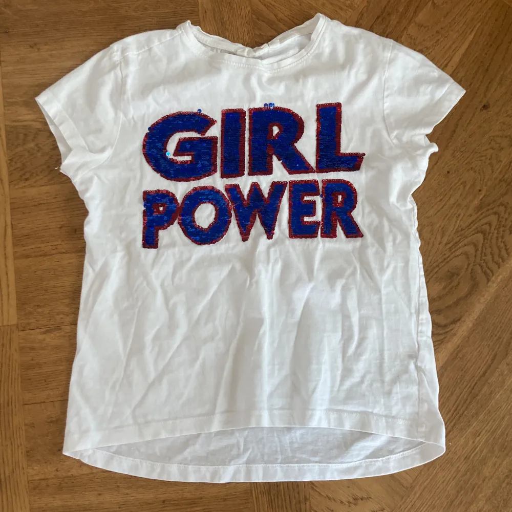 Vit t-skirt med glittertexten ”girl power” från Kappahl ge gärna ett prisförslag! ☺️bra sick 🙂. T-shirts.