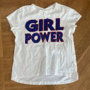 Vit t-skirt med glittertexten ”girl power” från Kappahl ge gärna ett prisförslag! ☺️bra sick 🙂