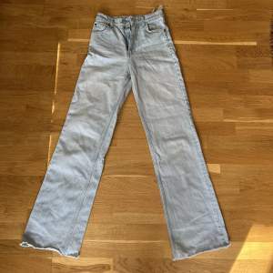 Ett par högmidjade blåa jeans med utsvängda ben från Zara. Jätte fin passform och passar i längden på mig (är 173cm). Du står för frakten.