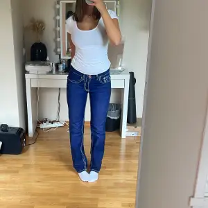 Unika jeans från true religion, dom är inte likaa blåa i verkligheten som på bilden dock. Jag är 177 cm och midjemåttet är 78cm💕