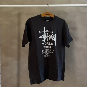Stussy tröja - En stussy world tour tisha i storlek medium.