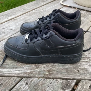 Air force 1 black - Hej! Nu säljer jag mina Air force 1s! Jag har haft dom ett litet tag men har nu vuxit ur dom. Dom är storlek 36,5 och kostar cirka 1100 kr nya. Dom är inte creesade alls. 