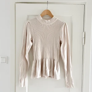 Vacker tröja  - Otroligt fin tröja från Gina i storlek M i ljus beige färg.  Tunt stickad, fina detaljer vid axlar, ärmslut och midja.   Säljes endast då den är något för stor för mig. Jag är 167 cm lång och har xs/s.  Fint skick!