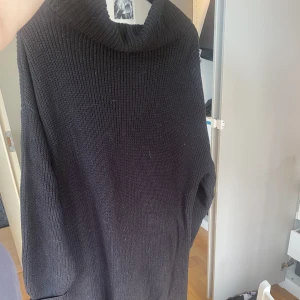Lång stickad klänning - Svart stickad lång klänning med stor krage, jättemysig