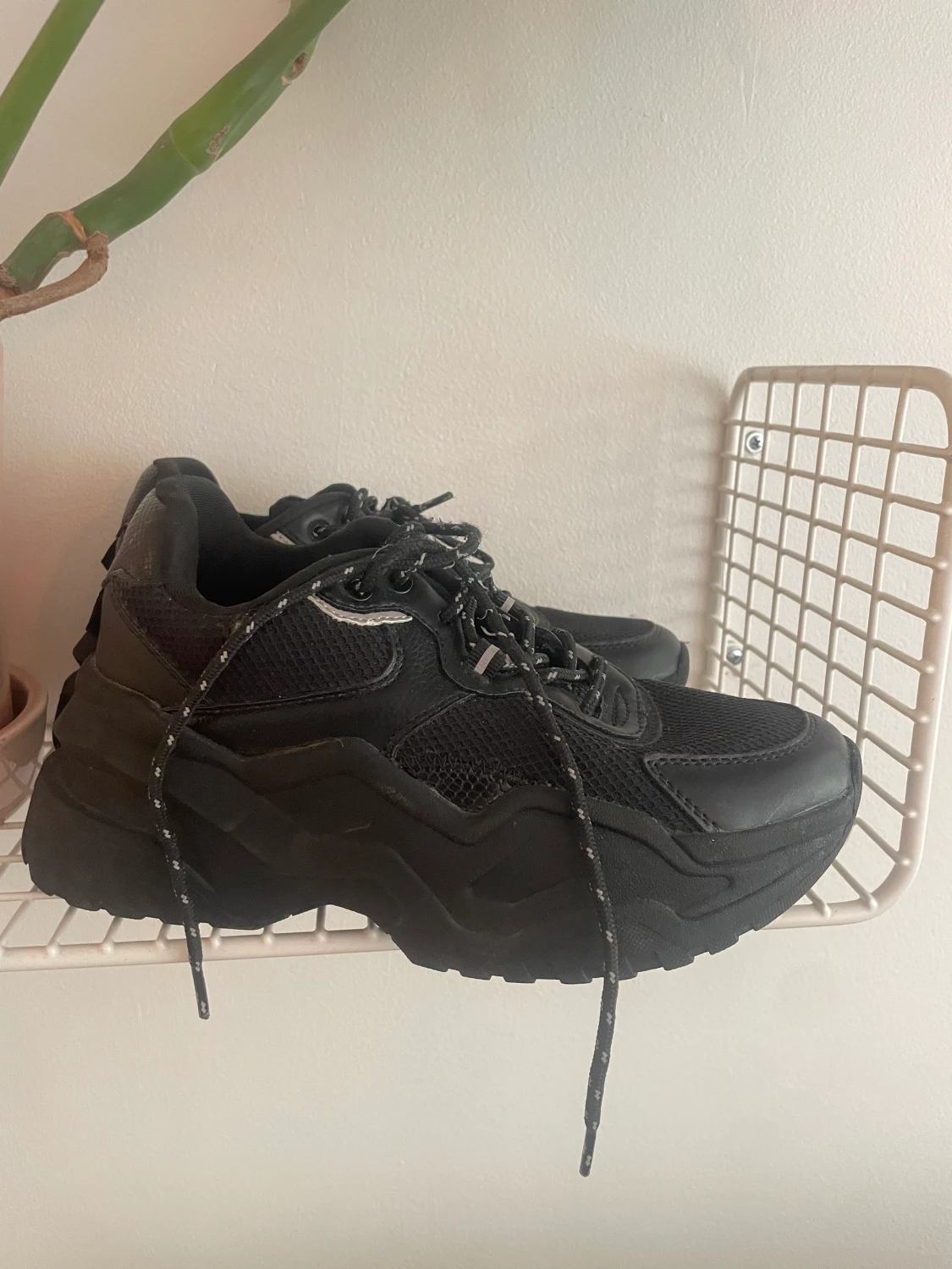 Svarta sneakers storlek 37