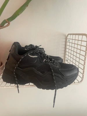 Svarta sneakers storlek 37 - Svarta skor från Behrska. Använda fåtal gånger. Storlek 37. 