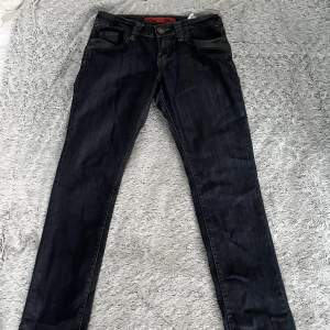 Mörkblå jeans från QS by Oliver, inga defekter och plagget är som nytt! Använd gärna köp nu. Skriv i dm vid ytterligare frågor❤️