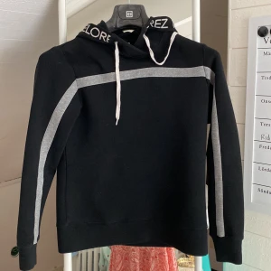 Maya delorez hoddie - Maya delorez hoddie knappt använda jätte fint skick finns inte att köpa länge 