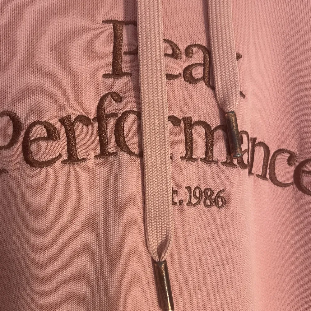 Rosa peak hoodie, storlek M (dock liten i storlek). Se bild två på snörena. 120 kr + frakt🫶🏼. Hoodies.