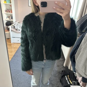 Grön pälsjacka  - Snygg grön pälsjacka från ginatricot, knappt använd. Storlek M men passar S💕