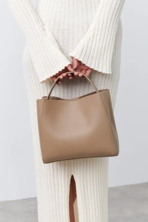 Gina tricot väska  - Beige medel stor väska ifrån Gina tricot som är slutsåld på hemsidan. Väskan är i nyskick plasten och prislappen är kvar💓