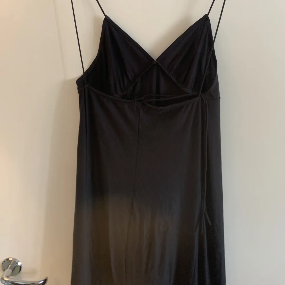 Zara klänning i mörkgrått m öppen rygg . Klänningar.