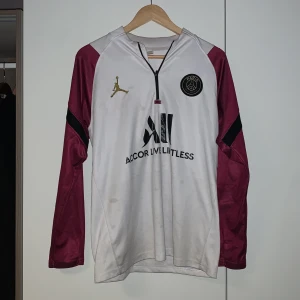 Psg tröja - Storlek S men passar M den har lite fläckar på sig men de går bort med fläckborttagning säljer för jag inte använder längre
