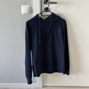 Hoodie - Stor flyttstädning Alla plagg i storlek S-M och passar ca 1.70-185cm samt 70-83kg  Finns i Uppsala