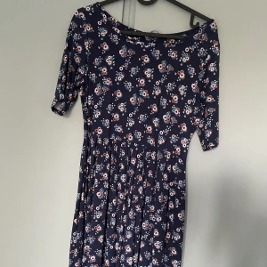 M&S klänning  - Trevlig blommig klänning som kan passa väll bra för vår, sommar och höst