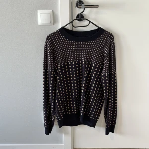 Stickad tröja - 100