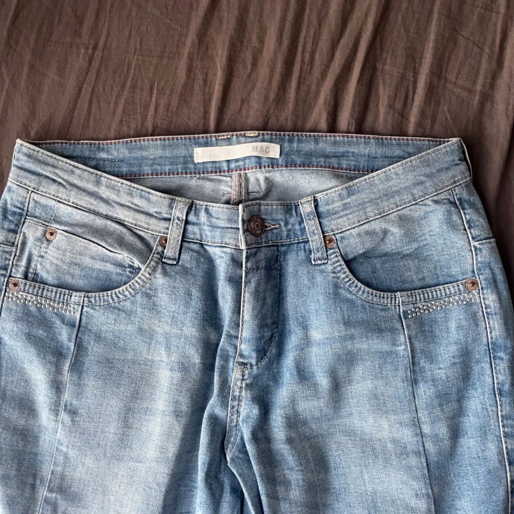 Säker dessa jätte fina jeans med pärl detaljer, säker dessa pågrund av att det inte kommer till användning🫶🏻. Jeans & Byxor.