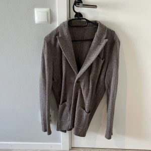 John Henric stickad kavaj - Stor flyttstädning Alla plagg i storlek S-M och passar ca 1.70-185cm samt 70-83kg  Finns i Uppsala